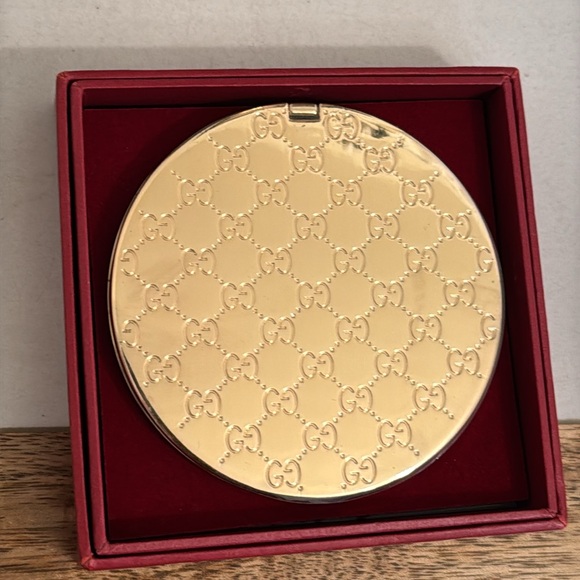 Gucci mirror a beautiful woman accessories made by Guccithis is NWOT - Picture 8 of 14